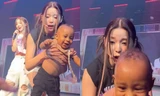 Nhóm nhạc nữ sốc khi một em bé bò lên sân khấu 