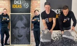 Ngỡ ngàng loạt tranh chân dung Taylor Swift, Leo Messi siêu đẹp được xếp từ xí ngầu