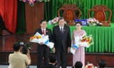 Ông Võ Anh Huy (cầm hoa bên trái) được bầu giữ chức vụ Trưởng ban Kinh tế - Ngân sách HĐND thành phố Cần Thơ.