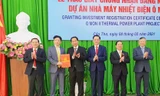 Lãnh đạo thành phố Cần Thơ trao giấy chứng nhận cho nhà đầu tư. Ảnh: TC