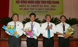Ông Lữ Văn Hùng - Bí thư Tỉnh ủy Hậu Giang (thứ 2 từ phải qua) chúc mừng các thành viên UBND tỉnh. 