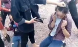 Nhóm 6 nữ sinh dùng dép tông đánh vào mặt nạn nhân. Ảnh: Cắt từ video.