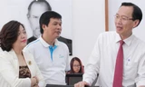 Ông Lê Thanh Liêm - Phó chủ tịch UBND TPHCM (phải) trao đổi với doanh nghiệp 