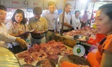 Thời gian tới, người kinh doanh sẽ dán tem nhận diện để khách hàng truy suất nguồn gốc thịt heo.