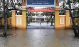  Đường vào cổng và toàn sân trường Tiểu học số 2 Quảng Thọ (xã Quảng Thọ, Quảng Điền) đều bị ngập