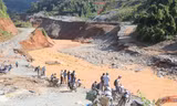Tìm kiếm nạn nhân bị mất tích sau sự cố vỡ van hầm dẫn thủy điện Sông Bung 2. Ảnh H. Văn