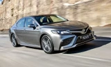 Toyota Camry bản hybrid 'cháy hàng' tại Australia