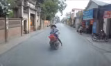 Xe đạp điện loạng choạng suýt đâm trực diện xe tải lớn