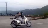 Công an truy tìm đôi nam nữ đi SH 'làm xiếc' ở đèo Hải Vân