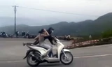 Công an truy tìm đôi nam nữ đi SH 'làm xiếc' ở đèo Hải Vân