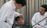 Kinh hoàng gắp hơn 10 mảnh gỗ từ hốc mắt người đàn ông