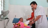 BS Đồng trao hoa chúc mừng bệnh nhân