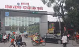 Người dân bất chấp nguy hiểm, băng qua đường tại cổng bệnh viện K Tân Triều
