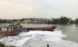 Ghê sợ dòng kênh đen sủi bọt đổ ra sông lớn ở Bắc Ninh