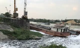 Nước đen, nổi bọt từ kênh Tào Khê chảy ra sông Cầu
