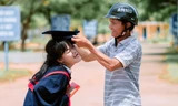Khoảnh khắc ấm áp của nữ sinh bên cha trong ngày chụp ảnh kỷ yếu