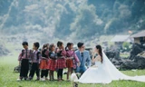 Chàng trung úy trẻ chụp ảnh cưới ý nghĩa bên các em nhỏ vùng cao