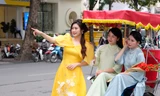 Thiếu nữ Hà thành nô nức diện áo dài đón xuân, thợ ảnh thu nhập cao dịp cận Tết