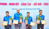 Trao Huy hiệu Tuổi trẻ dũng cảm tặng 4 thanh niên đập tường cứu người trong vụ cháy ở Trung Kính