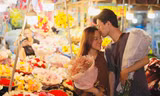 Chợ hoa đêm Hà Nội thu hút đông đảo giới trẻ đến check in, chụp ảnh rộn ràng
