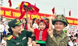 'Em bé tượng đài' nổi khắp mạng xã hội sau Lễ diễu binh, diễu hành kỷ niệm 70 năm chiến thắng Điện Biên Phủ 