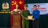 Trao Huy hiệu Tuổi trẻ dũng cảm cho thượng úy công an cứu người giữa dòng nước lũ