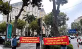Nhà đầu tư trái phiếu căng băng rôn trước trụ sở Bộ Tài chính kêu cứu.
