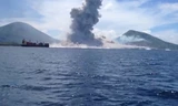 Cảnh tượng núi lửa bất ngờ phun trào giữa đại dương