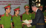 Ông Wilf Blackburn, Tổng Giám đốc Prudential trao học bổng cho sinh viên Học viện Cảnh sát Nhân dân