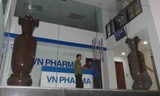 Lực lượng chức năng khám xét trụ sở Công ty VN Pharma vào tối ngày 19/9.
