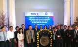 Chủ tịch HĐQT BIDV Trần Bắc Hà đánh chiêng mở đầu phiên giao dịch cổ phiếu BIDV
