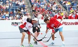 Federer tham dự vào một trận đấu hockey để khởi động cho giải Rogers Cup tại Canada