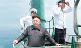 Lãnh đạo Triều Tiên Kim Jong-un đi trên tàu ngầm trong một chuyến thị sát. 