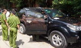 Khám nghiệm hiện trường ông Tú và bà Thời chết trong ôtô có nhiều vết đạn. Ảnh: Nguyệt Triều