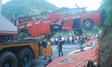 Vụ tai nạn xe khách ở Lào Cai khiến 13 người chết và hàng chục người khác bị thương hôm 1/9, đến nay vẫn chưa có kết luận về nguyên nhân. Tuy nhiên cơ quan chức năng đã làm rõ xe khách này chạy tăng cường và chạy sai luồng tuyến, chở quá số người quy định