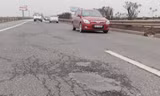Với 70 triệu đồng/km/năm, nhu cầu vốn khắc phục hư hỏng trên đường Pháp Vân-Cầu Giẽ mới đáp ứng được 50%. Ảnh: Trọng Đảng