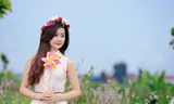 Nữ sinh kinh tế xinh tươi giữa sắc trời thu