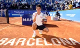 Nishikori cùng với chiếc cúp lịch sử. Ảnh: Barcelona Open
