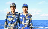 Hai anh em Vũ Văn Ngọc (phải) và Vũ Văn Kiên trên tàu CSB 8003 giữa biển Hoàng Sa. Ảnh: My Lăng 