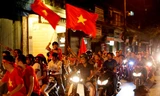 Tưng bừng xuống phố ăn mừng chiến thắng của U19 Việt Nam