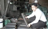 Lê Trường An tại xưởng sản xuất củi trấu sinh học
