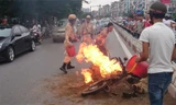 Xe máy bốc cháy dữ dội, CSGT dập lửa bất thành