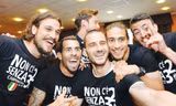  Các cầu thủ Juventus ăn mừng chức vô địch Serie A 2014 trong khách sạn. Ảnh: Juventus.com 