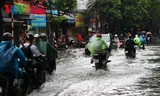 Cận cảnh Hà Nội mưa lớn, đường thành bể nước
