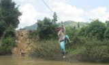 Đu dây đi làm, một phụ nữ rớt xuống sông suýt mất mạng