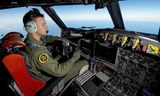 Phi công Úc đang lái AP-3C Orion hỗ trợ tìm kiếm máy bay MH370 ở khu vực nam Ấn Độ Dương. Nguồn: Bộ Quốc phòng Úc