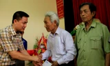  Ông Nguyễn Sỹ Tâm, Tổng giám đốc Cty diệt mối và khử trùng Hà Nội tặng quà cho các cựu TNXP tỉnh Hòa Bình