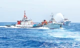 Tàu kiểm ngư 951 của Việt Nam (giữa) bị các tàu Trung Quốc đâm va, phun nước hôm 23/6 gần giàn khoan Hải Dương 981. ảnh: Việt Cường