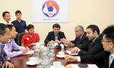 Đoàn cán bộ FIFA, AFC trao đổi với báo chí Việt Nam sau chuyến tìm hiểu thông tin vụ cá độ, dàn xếp tỷ số trận đấu của nhóm cầu thủ V.Ninh Bình. ảnh: VSI