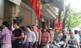 Xếp hàng từ 5 giờ sáng đợi mua vài chiếc bánh Trung thu